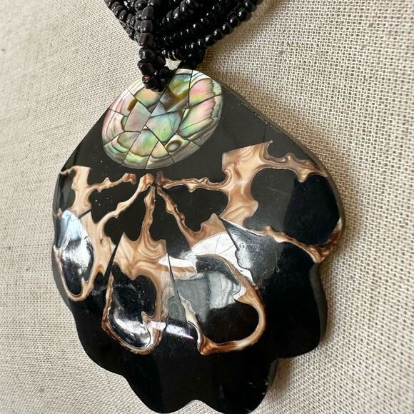 Abalone shell fan pendant on multi strand black beaded necklace - Picture 3 of 9